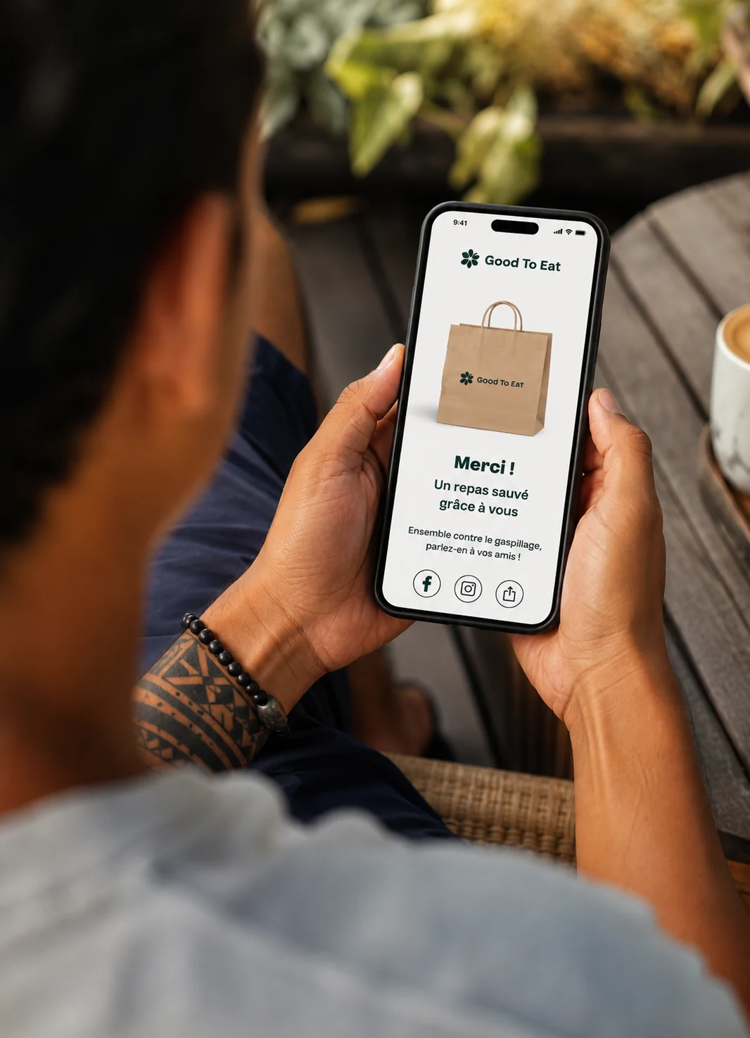 Un téléphone tenu en main, l’app ouverte sur l’écran de confirmation « Merci, un repas sauvé ».